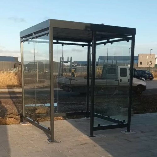 Rookoverkapping Myla Standaard 61 Leverbaar in 2 uitvoeringen. Voorzijde geheel open of half gesloten. Deze betaalautomaat rookoverkapping is leverbaar in een standaard ral kleur naar keuze,